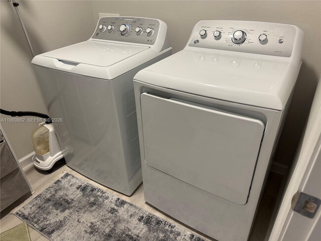 Building Photo - 9261 Gran Teatro Dr