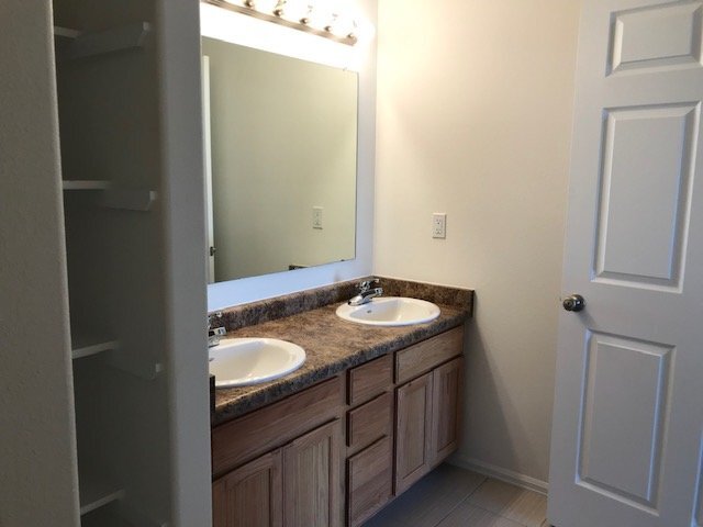 Building Photo - 3 Bedroom townhome