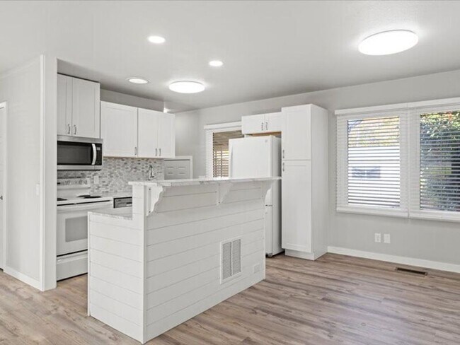 Building Photo - 1006 Van Giesen St