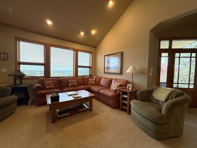 Building Photo - WINTER SPECIAL DISCOUNTED $500 PER MONTH F...