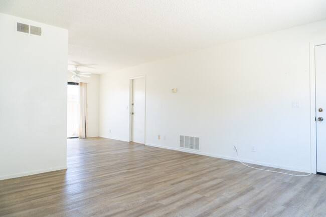 Building Photo - 1024 W Atkins Ave