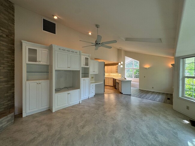 Building Photo - Hucrest home with 3 car garage