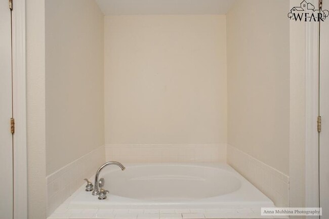 Building Photo - 8 St Andrews Ct