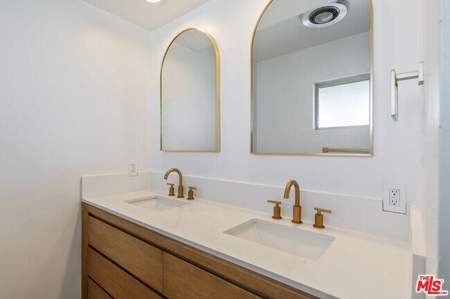 Building Photo - 15974 Tobin Way