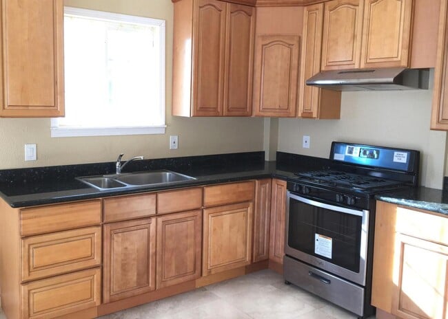 Building Photo - 425 McCreery Ave