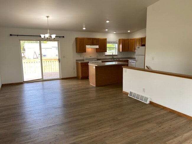 Building Photo - Beautiful 3 Bedroom Single Family Home in ...