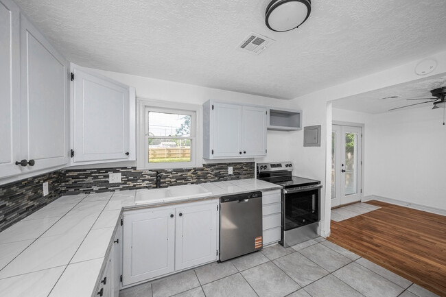 Building Photo - 1925 NW Oak Ave