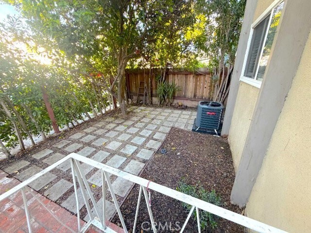 Building Photo - 1040 N Sierra Bonita Ave