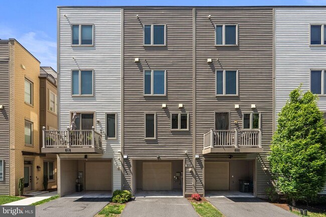 Building Photo - 820 Thompson Cres