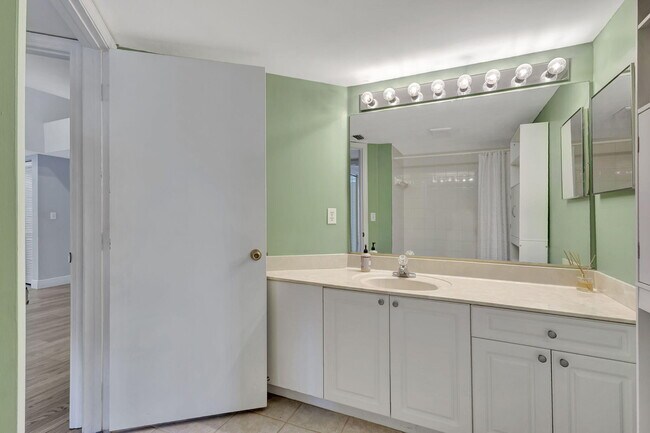 Building Photo - 600 Crestwood Ct N