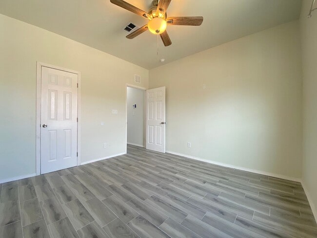 Building Photo - 8702 De Alva Dr