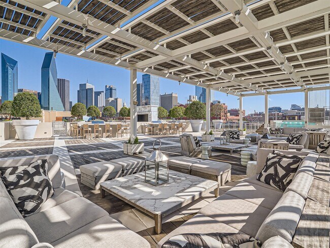 Primary Photo - 2200 Victory Ave