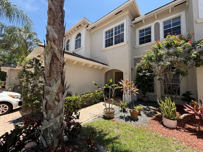 Building Photo - Two-story Upscale Townhouse located at Bel...