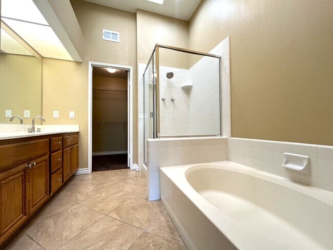Building Photo - 3 bed, 3 bath located in Ontario, CA!