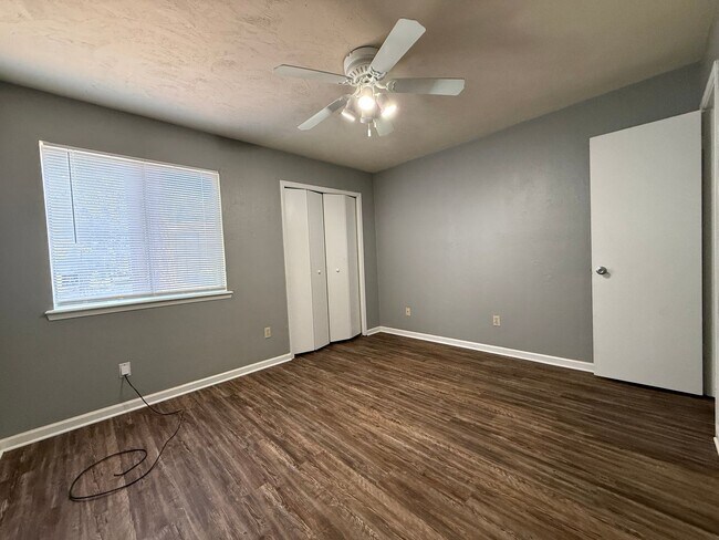 Building Photo - Downstairs unit of Mahan. Close to TMH.