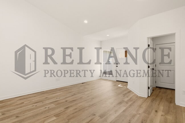 Building Photo - 5240 N Pinecrest Ct