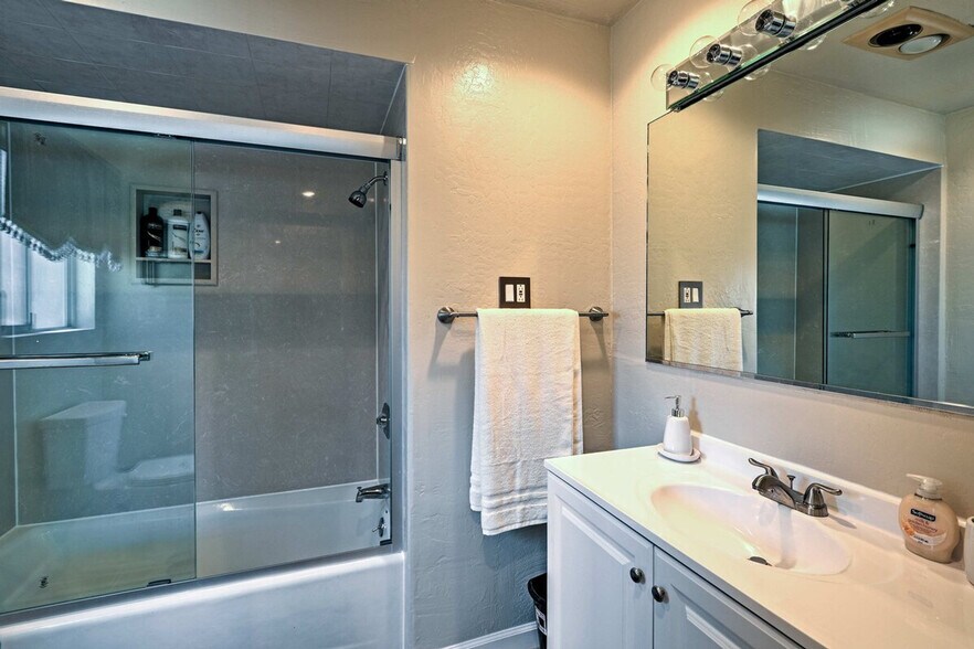 Building Photo - 10505 Center Ave