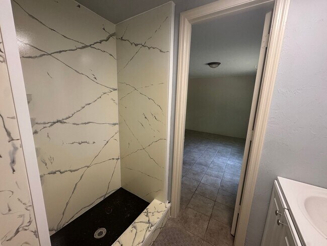 Building Photo - 6/3 within Walking Distance to Campus!!
