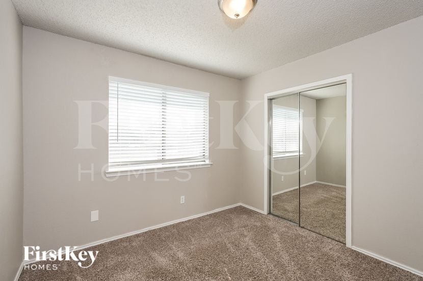 Building Photo - 911 Blewitt Dr