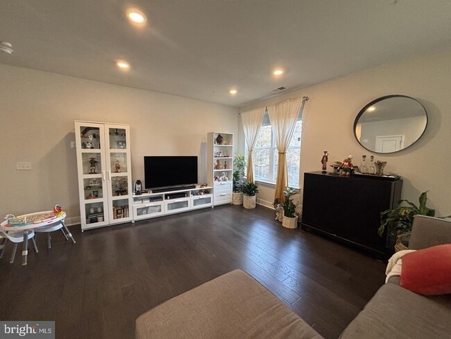 Building Photo - 983 Skylar Ct.