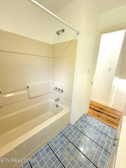 Building Photo - 111 Hoyt Ln