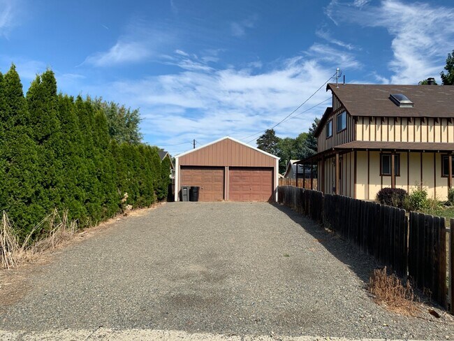 Building Photo - Custom 3 Bedroom Home for Rent