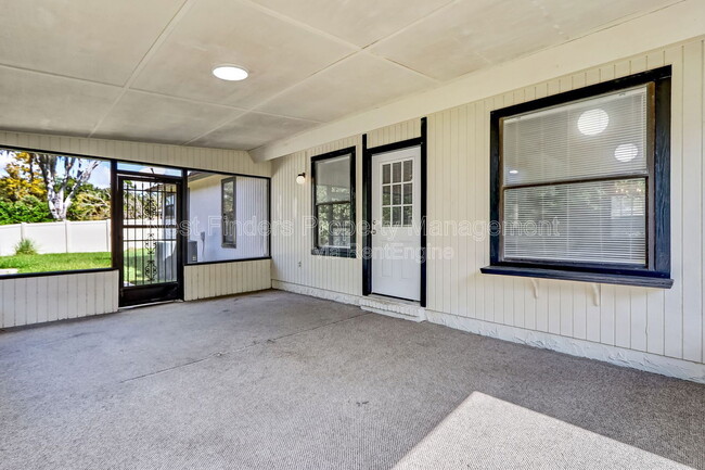 Building Photo - 10460 Roxbury Ln