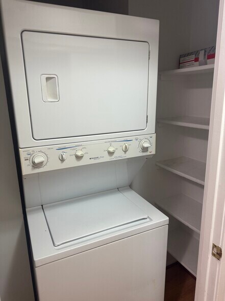 Building Photo - 1600 N Oak St