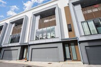Building Photo - Tri-Level Condo in White Bridge!