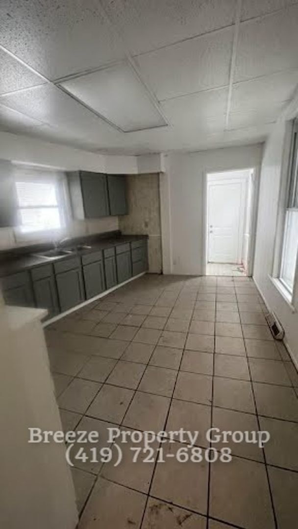 Building Photo - 2564 Foraker Ave