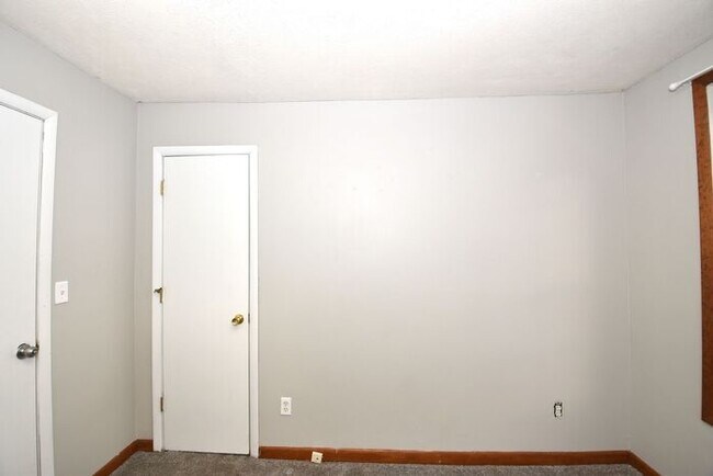 Building Photo - MIshawaka near Universities and shopping