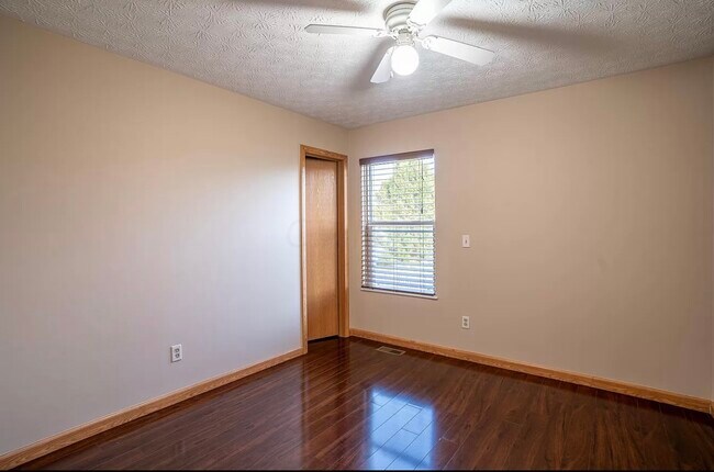 Building Photo - 5865 Summerlawn Dr