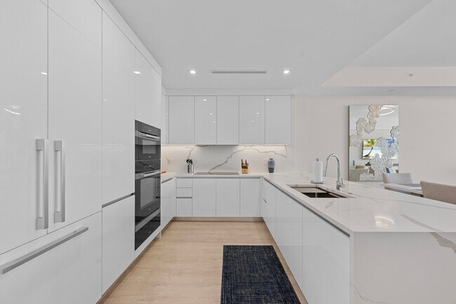 Building Photo - 220 Lake Shore Dr