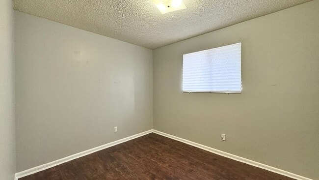 Building Photo - Second floor 2/1 Available for Move in! Affordable and Conveniently Located!