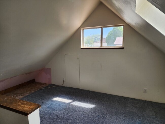 Building Photo - 2 Bedroom Home Located in Bloomfield