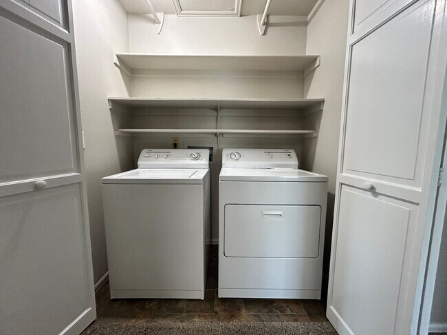 Building Photo - Spacious 3BR Duplex w/ Garage, Workshop, L...