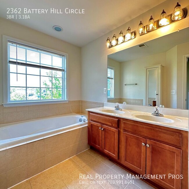 Building Photo - 2362 Battery Hill Cir