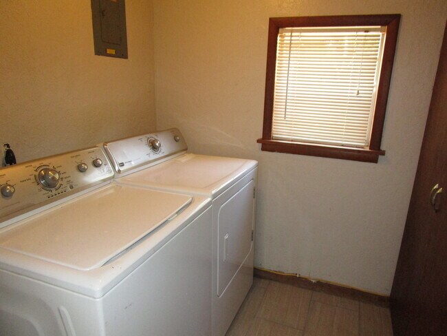 Building Photo - (2) Bed/(1) Bath + Study Avail NOW! Close to Core Norman and OU!