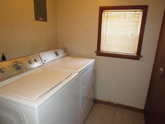 Building Photo - PRELEASING - July 2025 - (2) Bed/(1) Bath ...