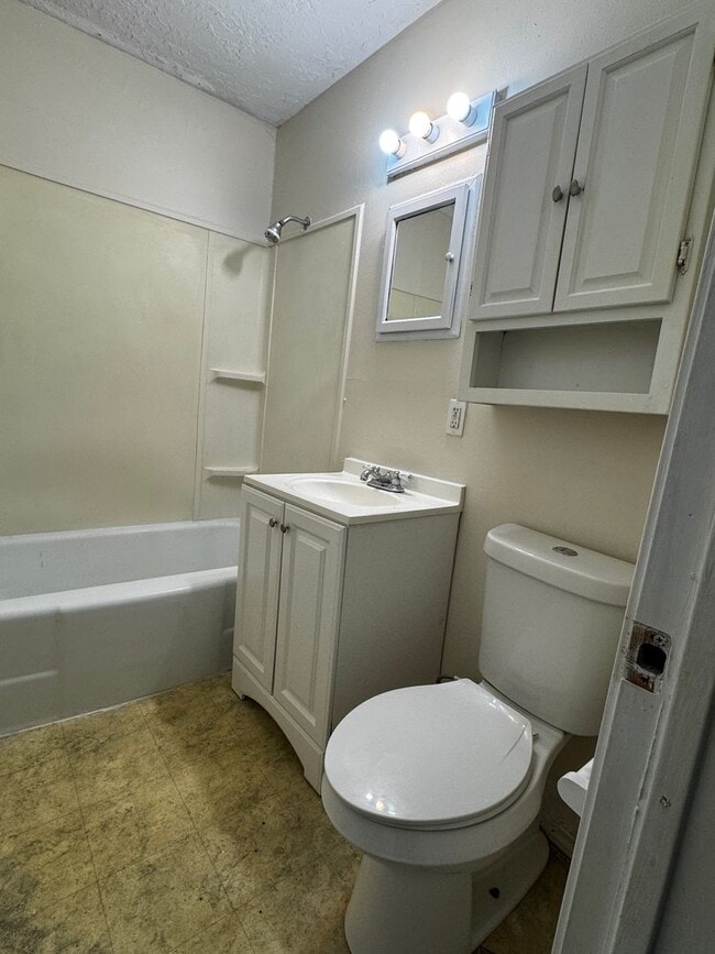 Building Photo - 1408 NW Ozmun- AVAILABLE NOW!