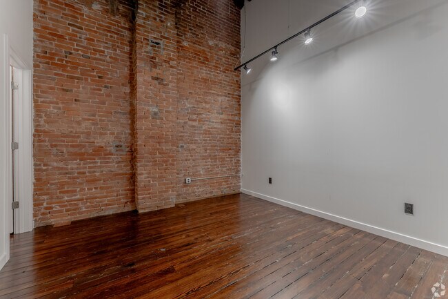 Building Photo - 424 Main St