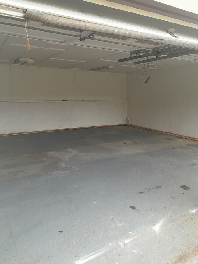 Building Photo - Christiansburg, 3 BR / 2 BA Available Now