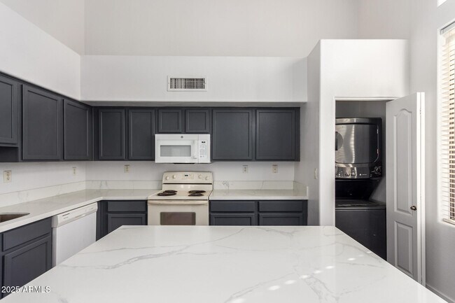 Building Photo - 738 S Beck Ave