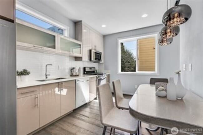 Building Photo - 732 26th Ave S