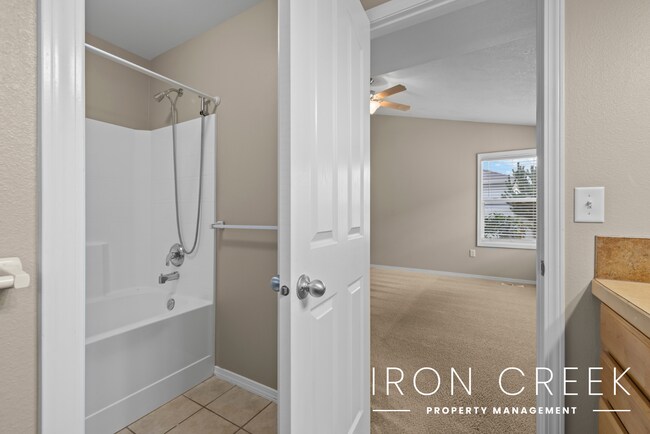 Building Photo - Quiet Abode in Prime Location with Easy Ac...