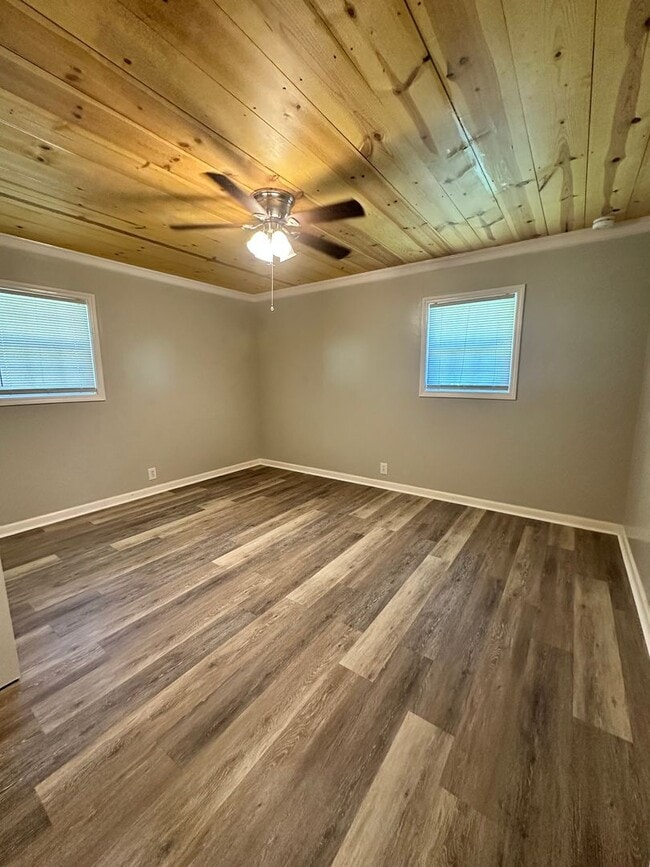 Building Photo - 3 Bed 2 Bath Brick Home with Additional Living Space - Newly Renovated