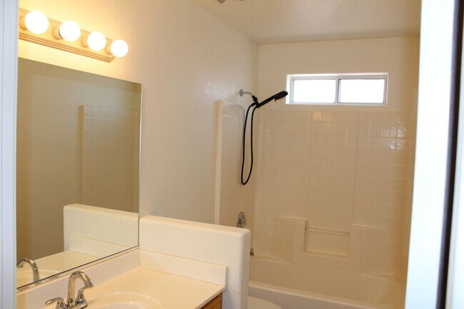 Building Photo - 3 Bedroom 2 Bathroom 3 Car Boat Deep Garag...