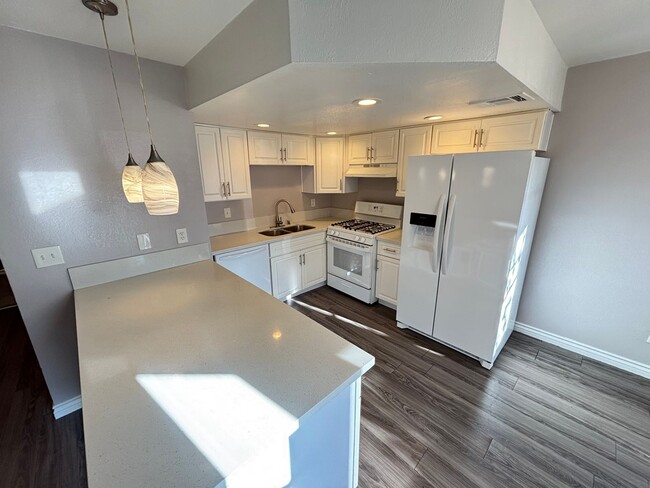 Building Photo - Gorgeous 2Bed/2Bath Condo located just out...
