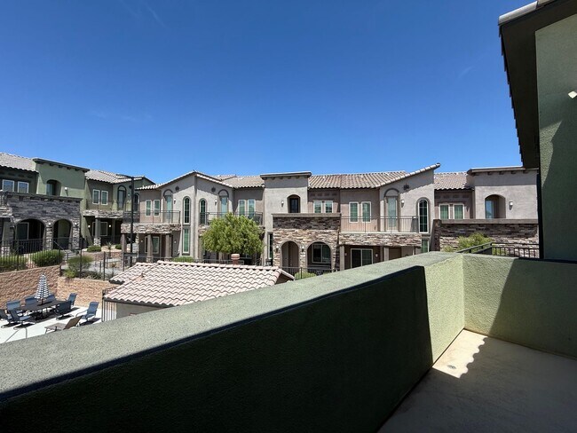 Building Photo - 3/BD 2.5/BA Sleek Townhome with High Ceili...