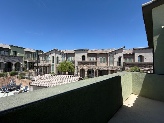 Building Photo - 3/BD 2.5/BA Sleek Townhome with High Ceilings, Balcony, and Prime Community Amenities!